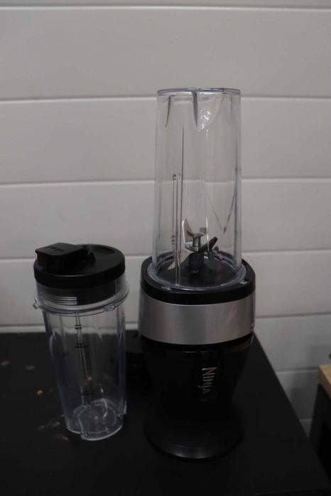 Персонален блендер Ninja Fit, 700W, 2 чаши от 16 унции,уред за смутита