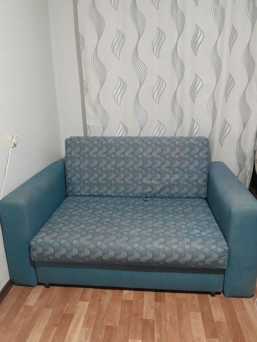 Тёмно-синий раскладной мини-диван в хорошем состоянии