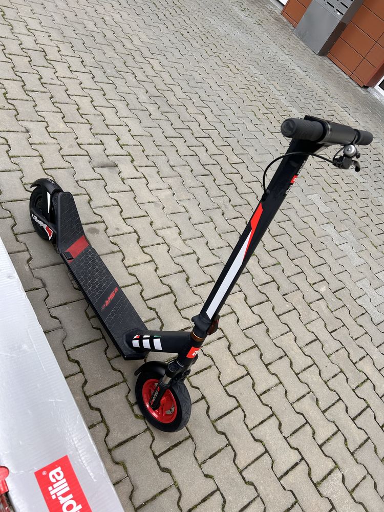 Електрическа тротинетка Aprilia esr2 350w
