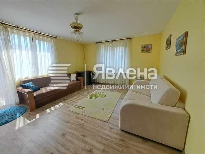 Многофамилна Къща на три етажа в квартал Виница