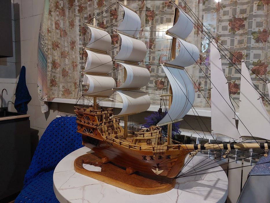 Корабль  сувенир из дерева