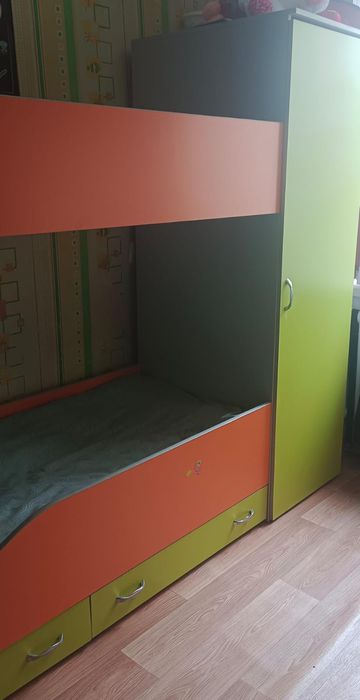 Продам 2х ярусную кровать с плательным шкафом и выдвижными ящиками.