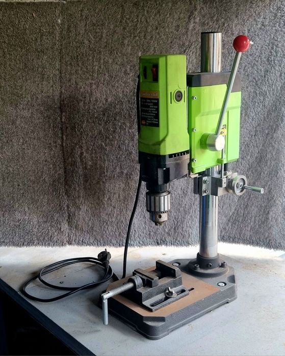 Сверлильный станок 0-800 об/мин, 1050 Вт