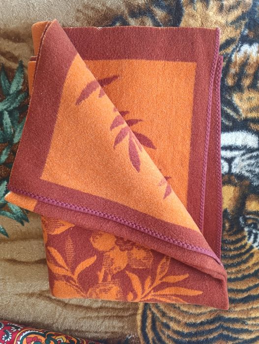 Одеялы шерстяные одинарные есть 3 штуки разные каждая по 100 тыс сум в