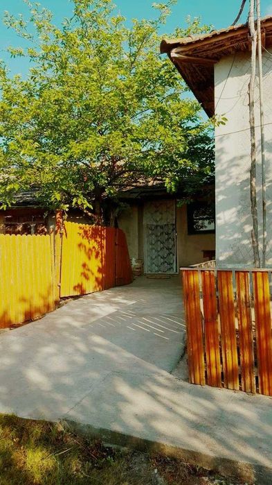 Casa de vanzare la tara