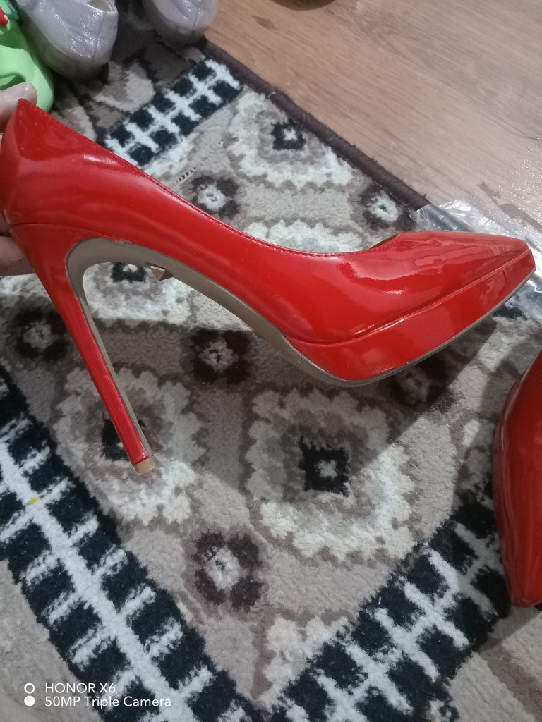 Lakiroviniy  qizil tufli valentino made in italy sotiladi
