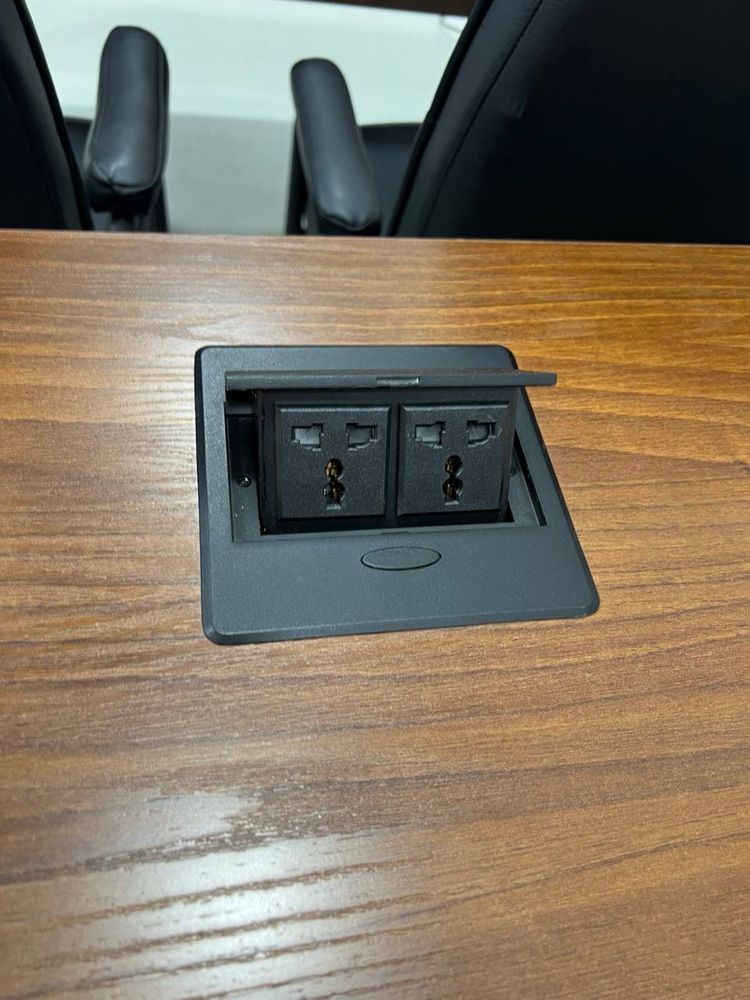 Oquv akademiyalari uchun rezetkali stol va kreslo sotiladi