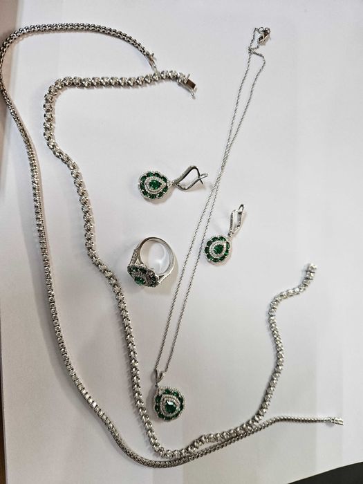 Vand set bijuteri Aur Diamante 18k 62 grame.