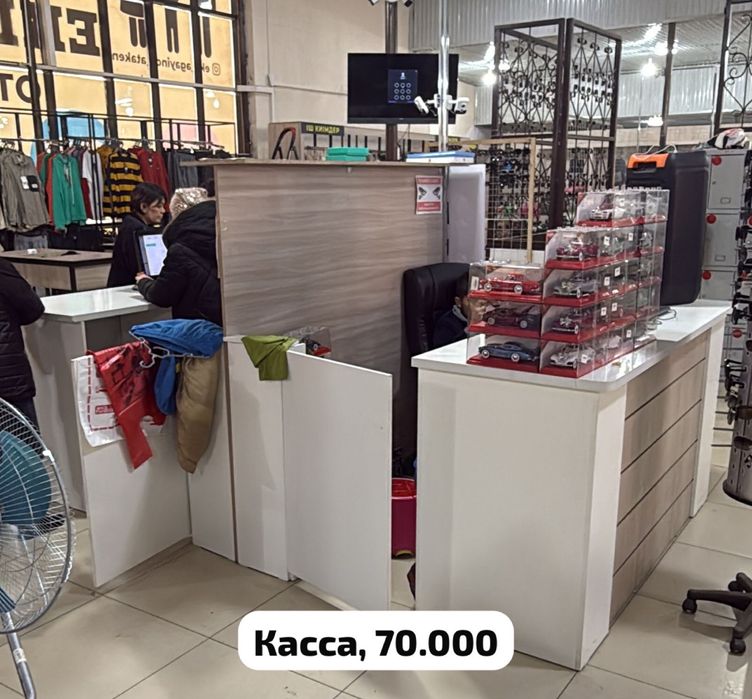 Мебель для магазина одежды