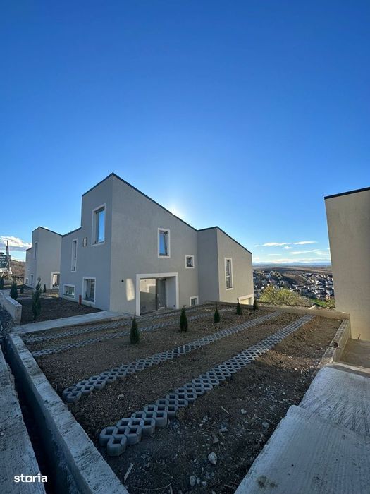 Casa cuplata noua de inchiriat cu gradina si panorama spre Cluj