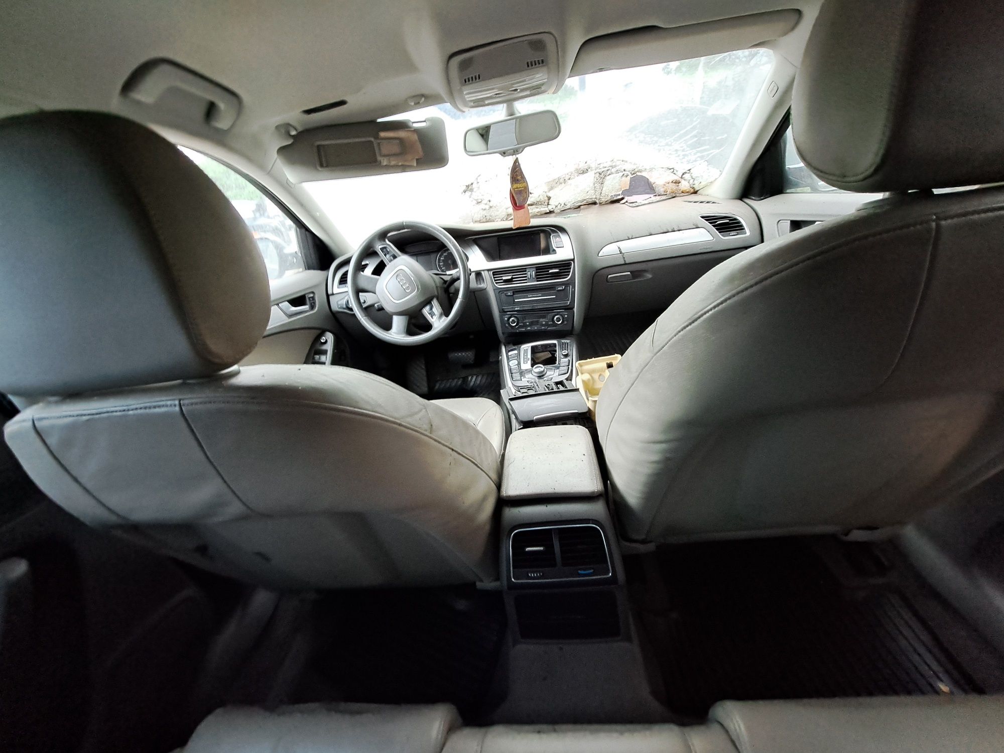 Dezmembrez Audi A4 B8 2.0 D 105kw  2010