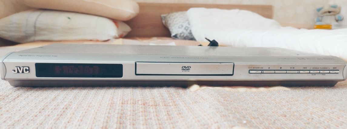 Продавам запазен DVD плеър JVC XV-N422S.
