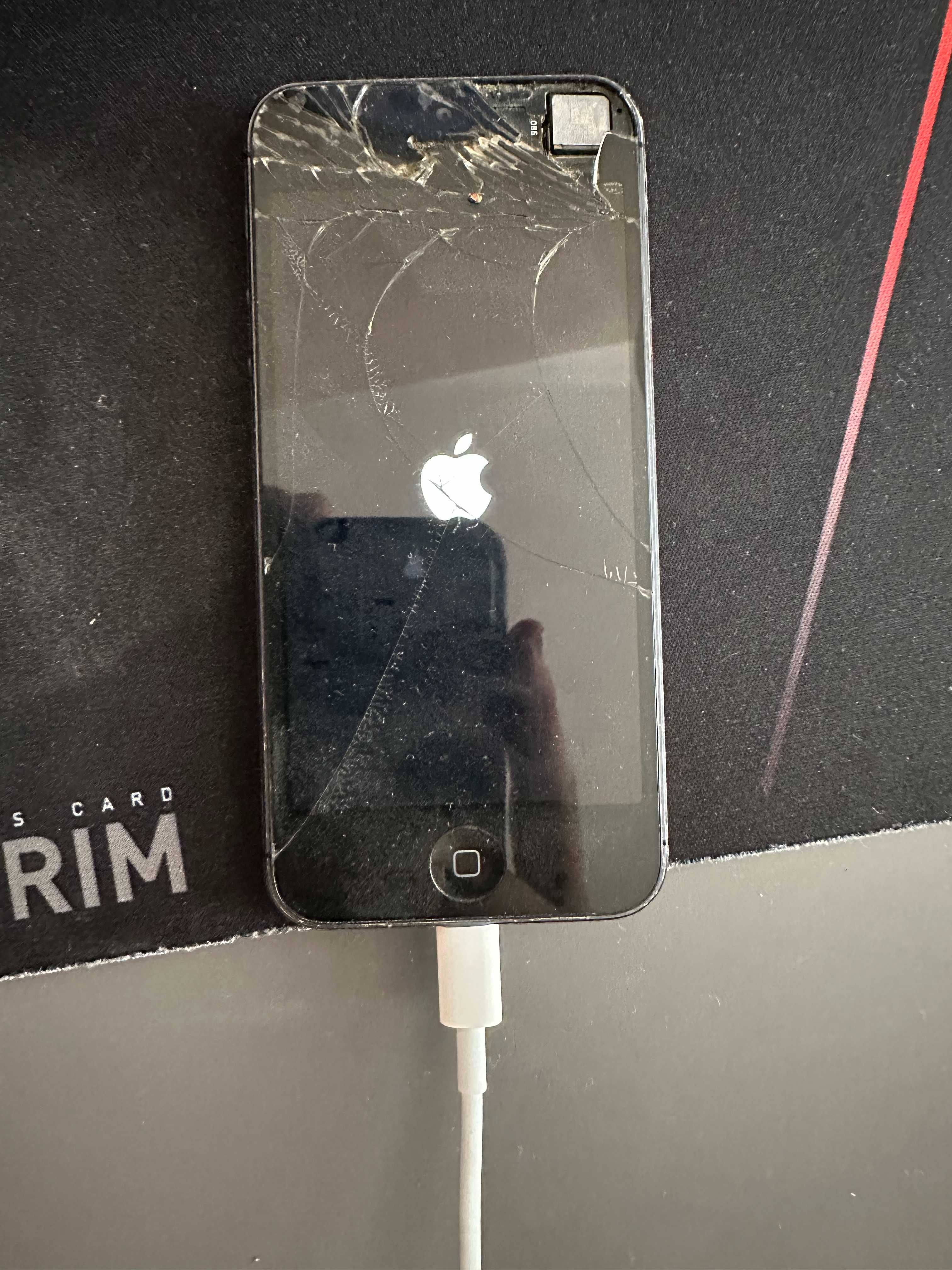 Счупен Iphone 5 (zа части)