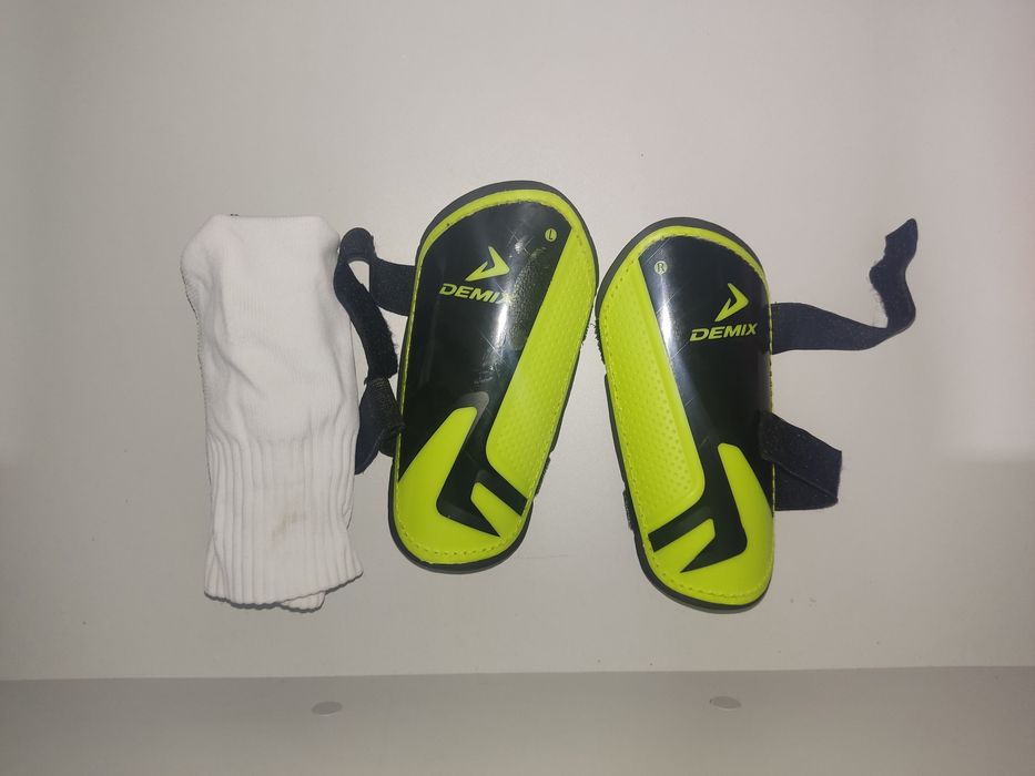 Щитки для футбола вместе с гетрами