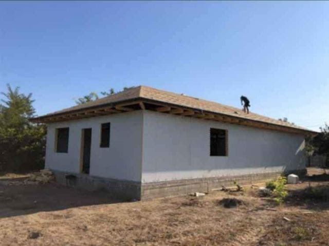 Vase pe structura metalica