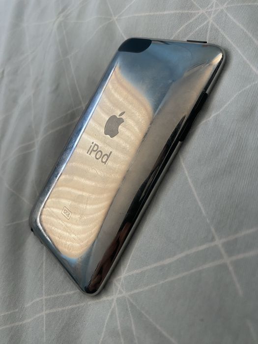 4 броя Iphone + ipod