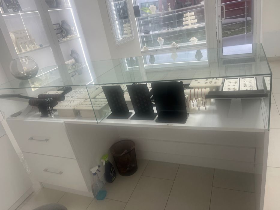 шкафове и витрини