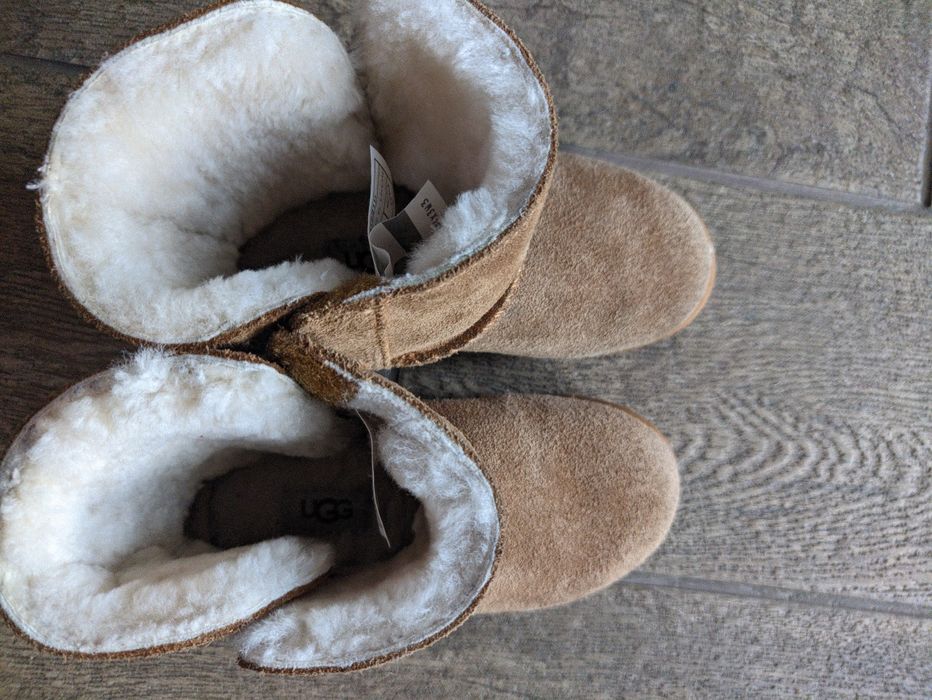 Vând cizme UGG îmblănite