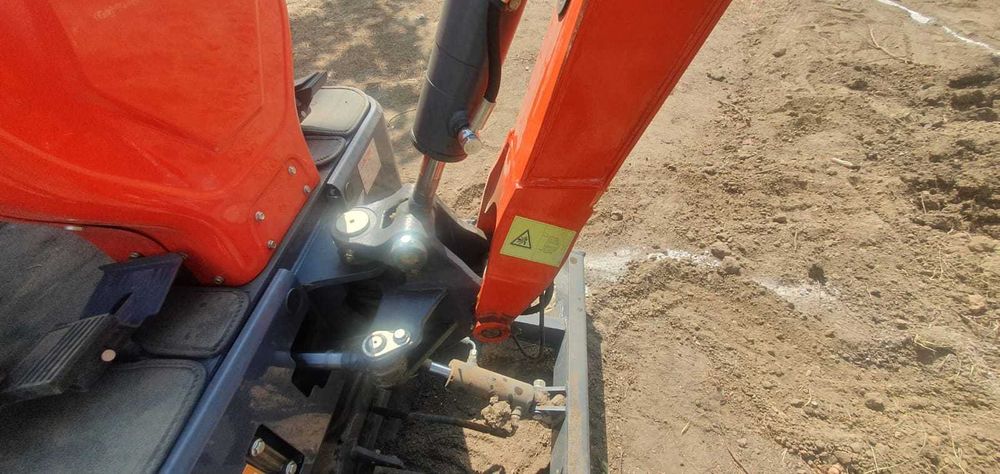Vând miniexcavator Lukton motor 2 timpi, optional si remorcă