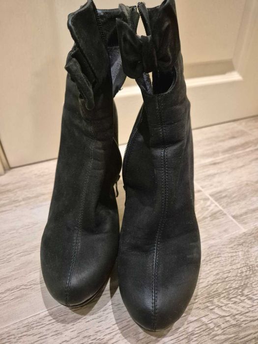 Боти от естествен велур
Боти от естествен велур
Номер 38
 ток 10-11см