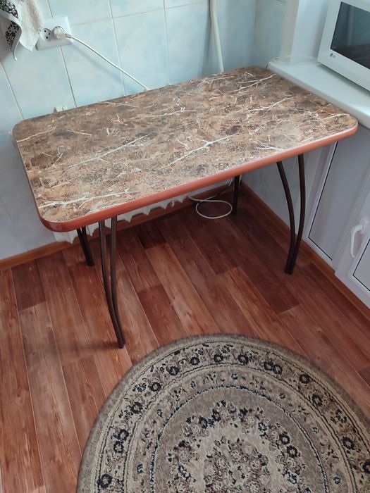 Продам кухонный стол в Отличном состоянии