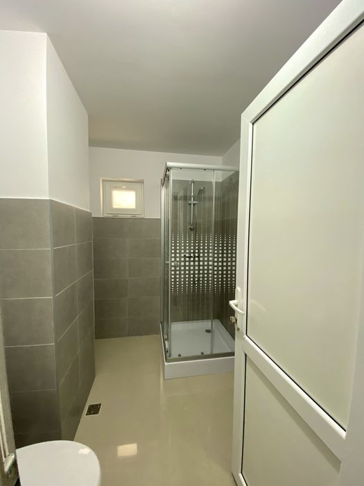 Ofer spre închiriere o cameră in incinta unui salon de înfrumusețare.