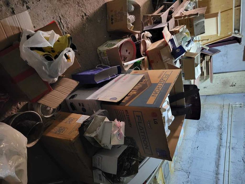 Все из подвала- банки,книги, принтер,коробки, доски и т.д