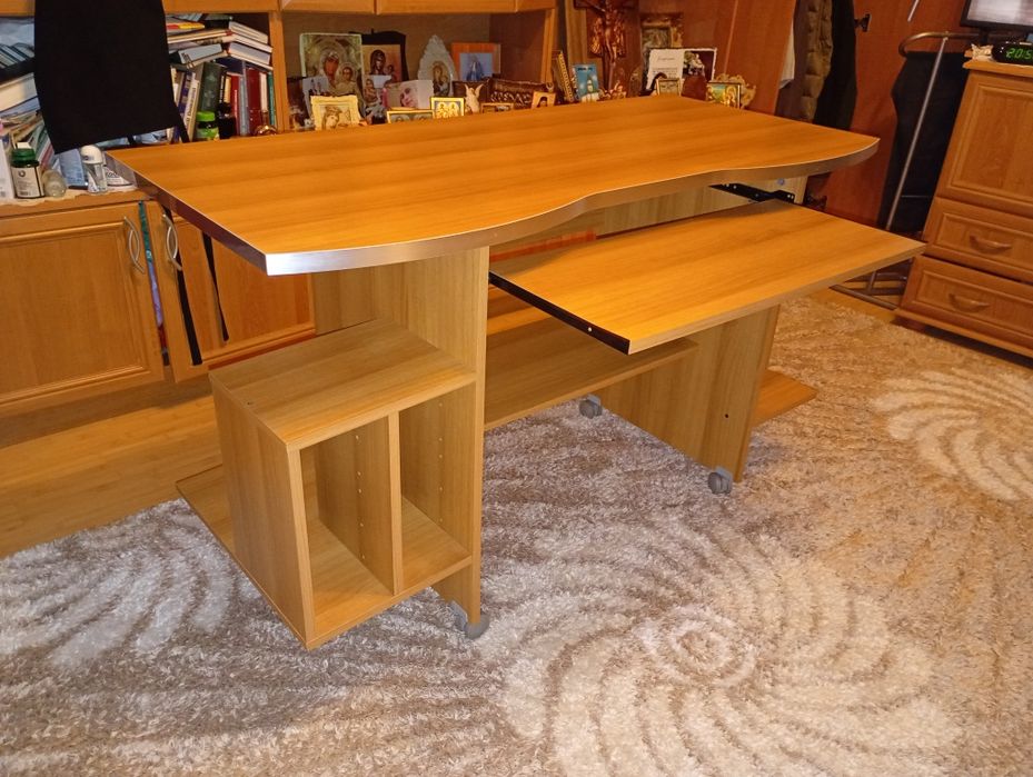 Birou cu suport pentru tastatura