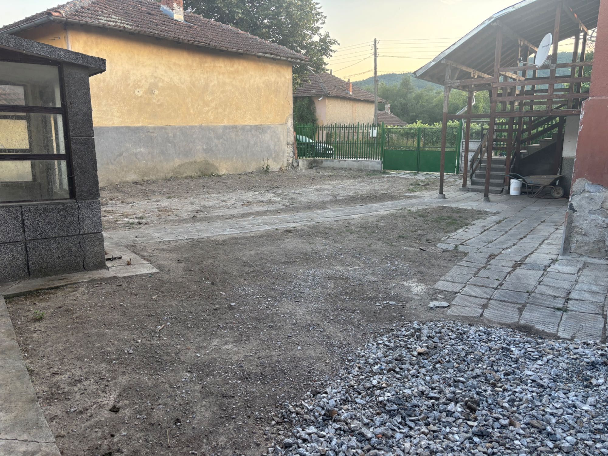 Продава се имот с две къщи в село Скравена, община Ботевград