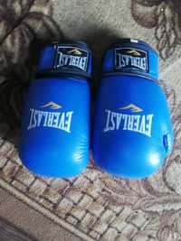 Продам перчатки Everlast для бокса