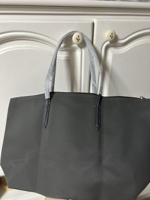 Geanta noua, cu eticheta