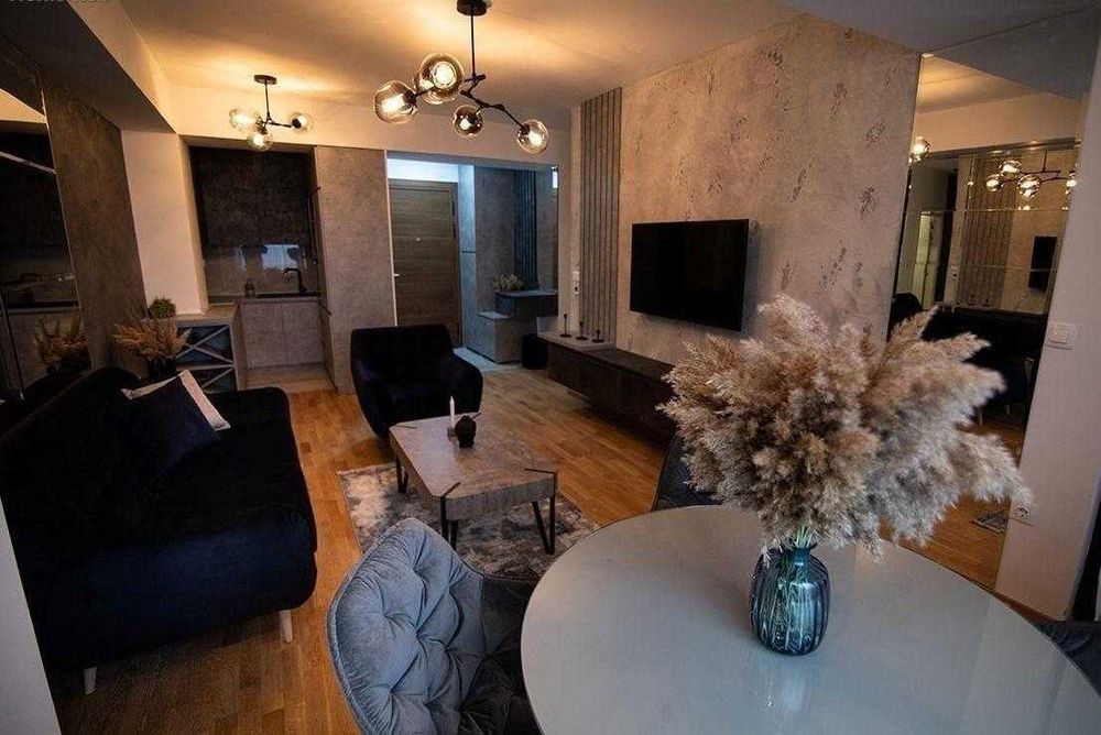 Дава се под наем Двустаен апартамент в Бургас, Център - 63 кв.м за 204 € - Снимка #1