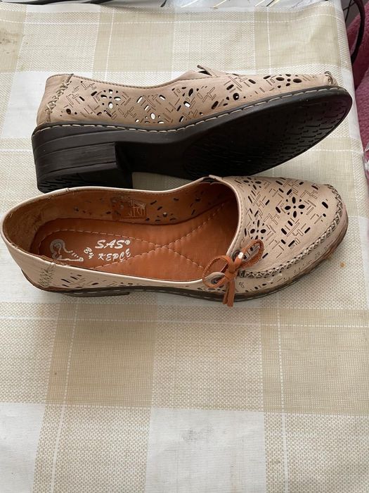 Продам женские туфли. Две пары.