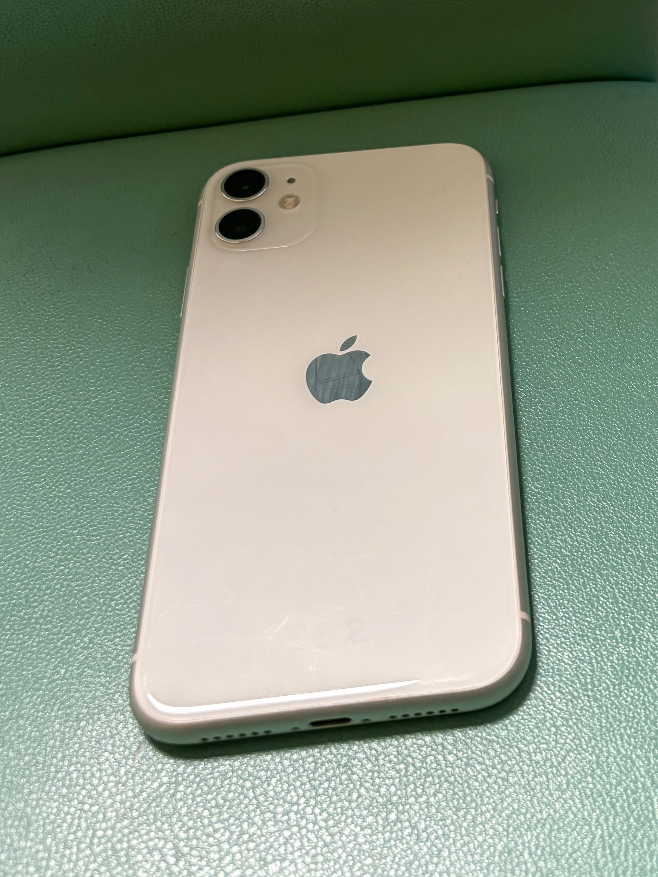 iPhone 11 alb în stare foarte buna