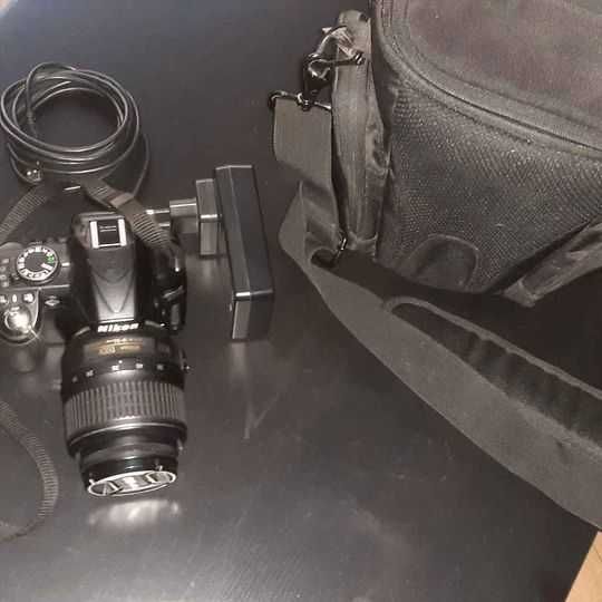 Vand aparat Nikon D3100 + obiectiv 18-55 mm