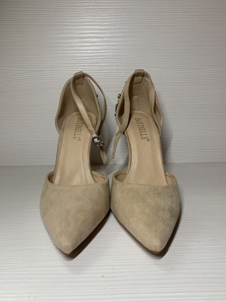 Pantofi beige cu detaliu cu strasuri