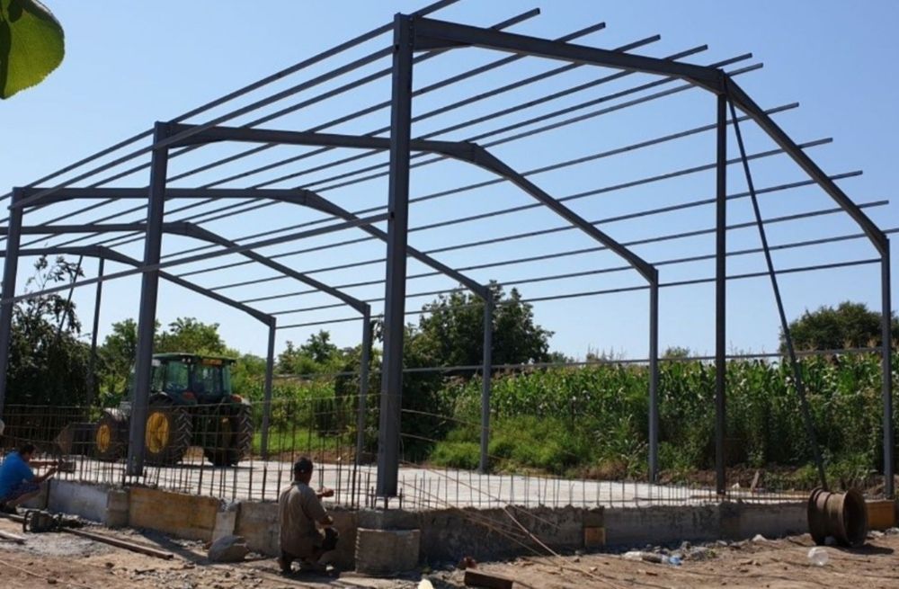Structură metalică solidă și durabilă, ideală pentru depozitare sau sp