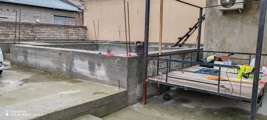 Hovli uchastka sotiladi.