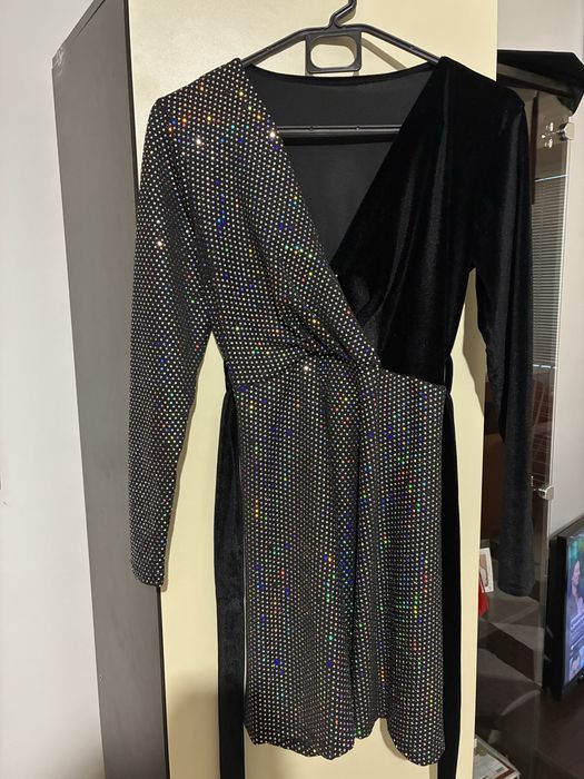 Разкроена рокля с пайети