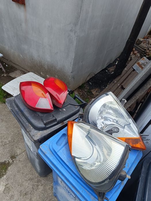Faruri și triple Ford Ka an 2002