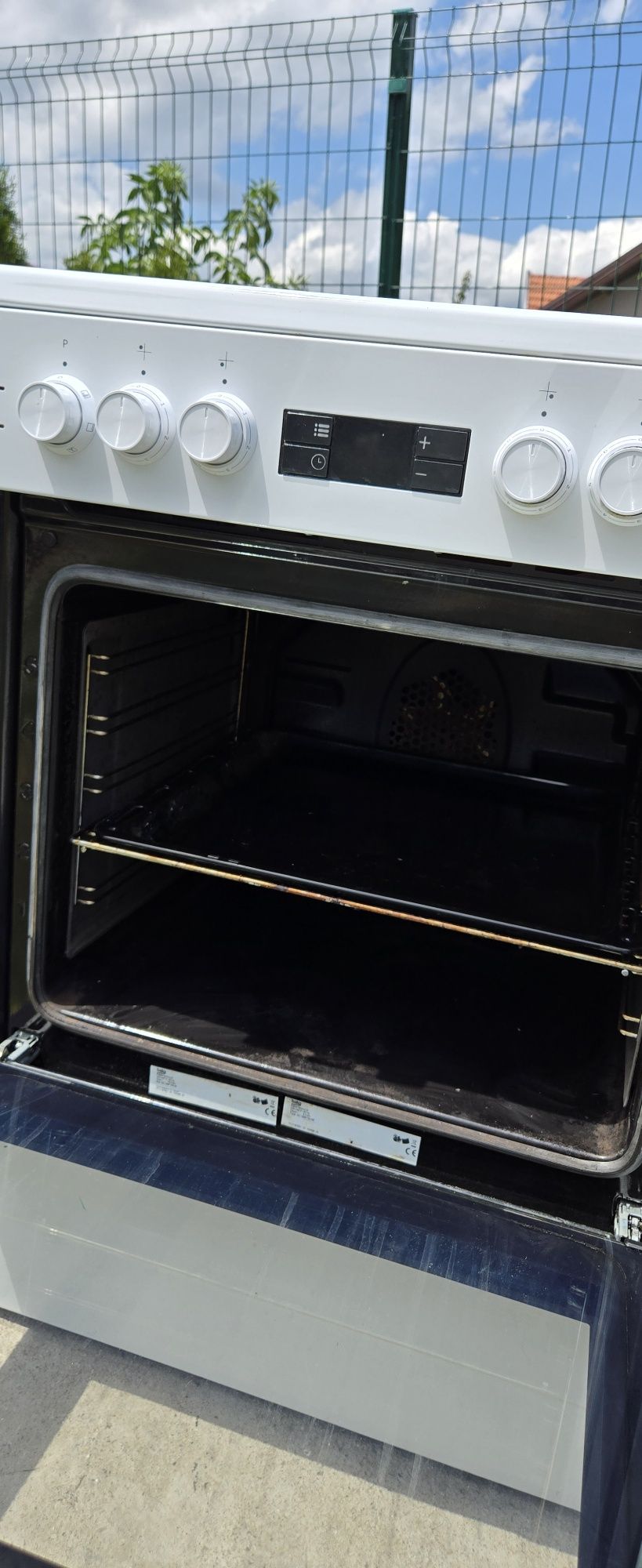 Печка  с керамични котлони  Beko