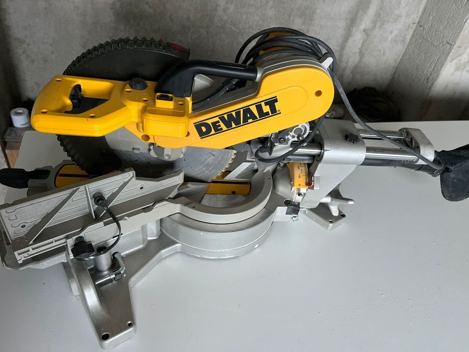 Vand scule DEWALT, cumparate de noi dre la YALCO