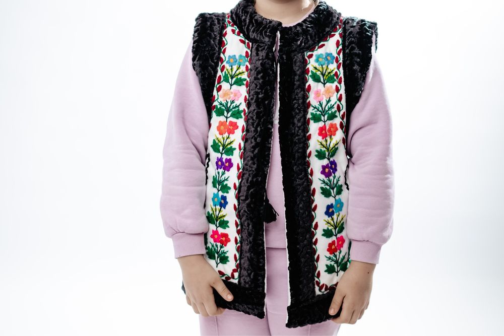 Veste cu motive traditionale, cusute manual