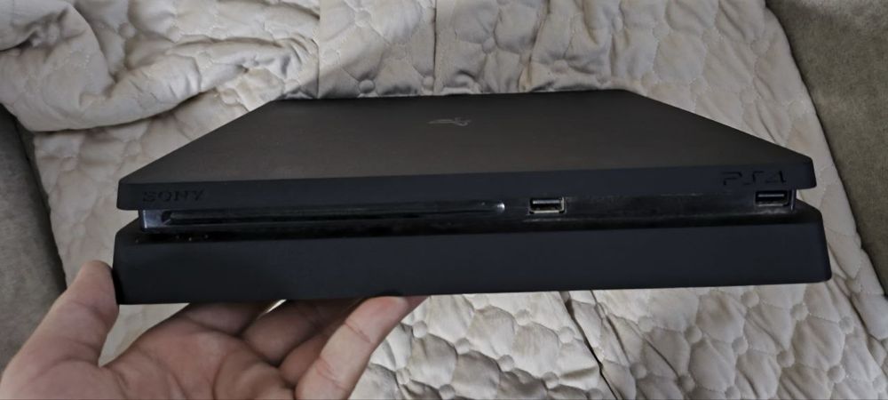 Play station 4 slim