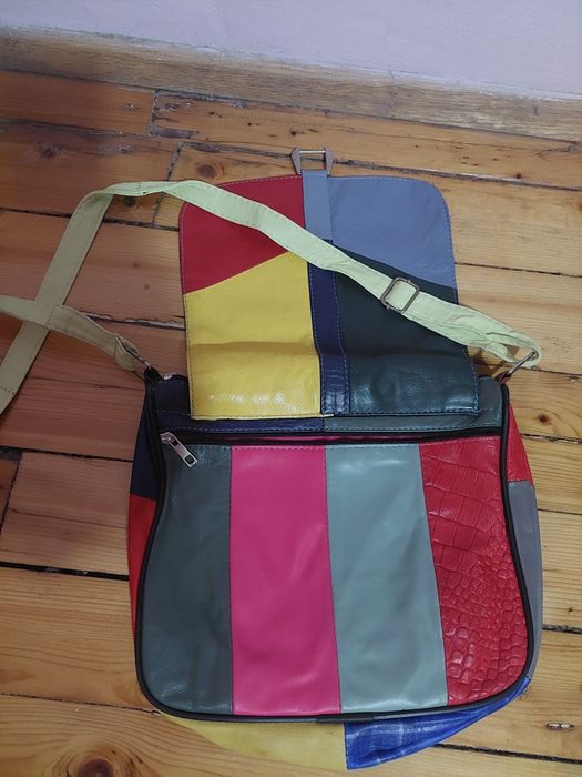 Многоцветна чанта с дълга дръжка