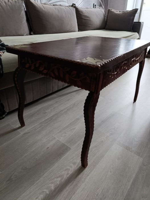 Столик резной -деревяный