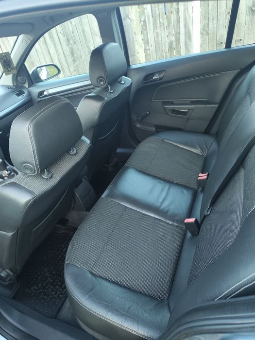 Opel Astra H
Motor 1.6 twinport 105 CP - Benzină
Transmisie manuală in