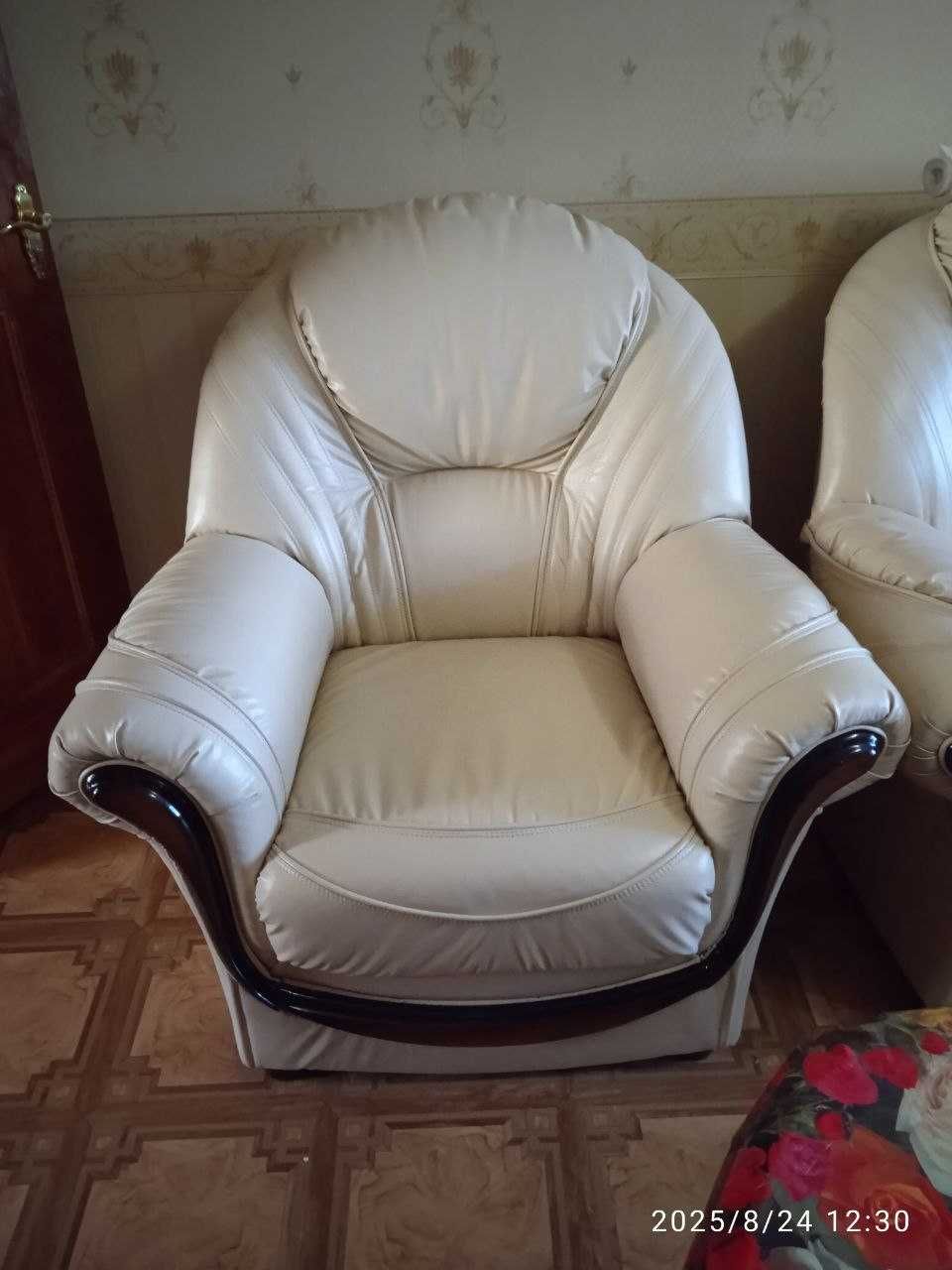 Диван кожанный белый с двумя креслами