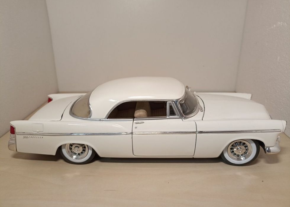 Chrysler 300B 1956
Scara 1:18
Maisto

Pozele reflectă realitatea. Se v