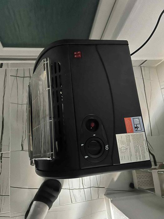 Cuptor utilizat doar 2 zile,cam 2-3 ore pe zi,folosit pe curent!